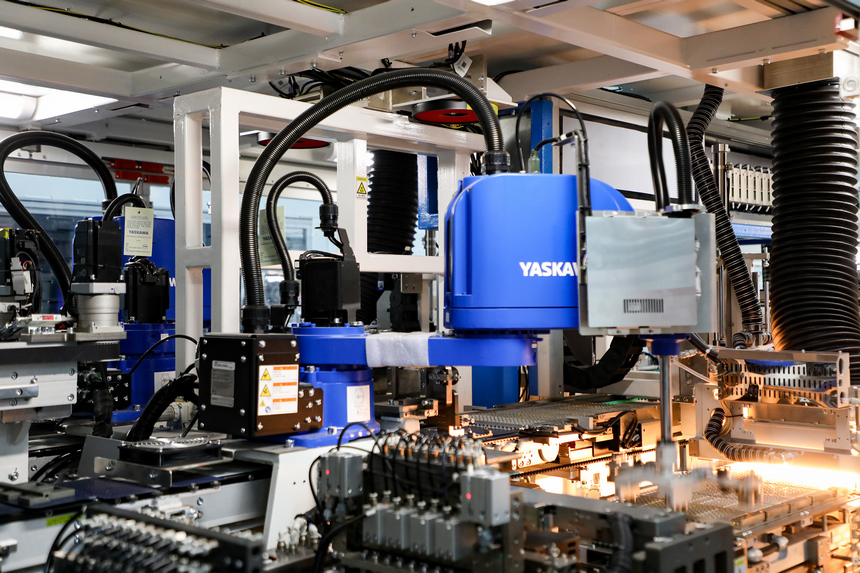 在貴州一道長通新能源有限公司生產車間,全自動光伏組件生產設備在運營。趙慶能攝