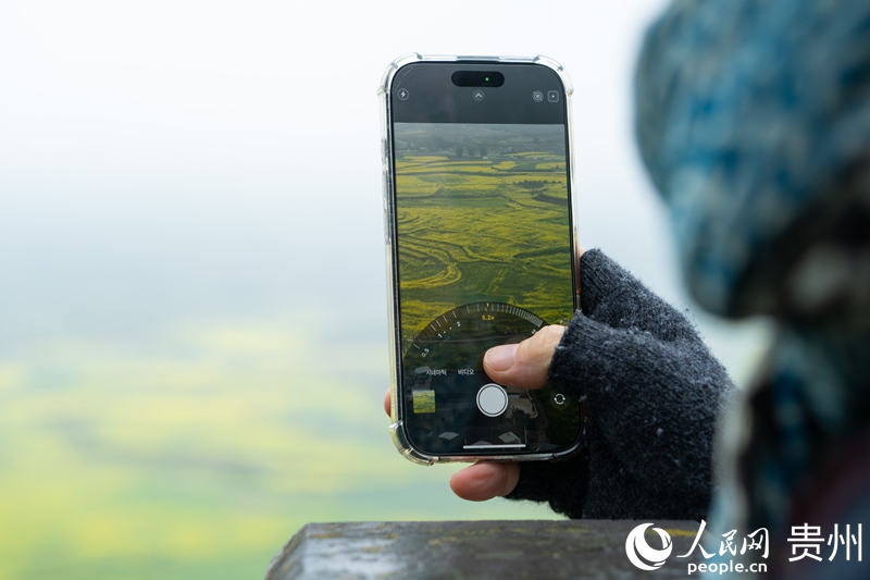 外媒駐足拍照。人民網(wǎng) 陽(yáng)茜攝.jpg