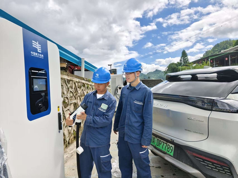 銅仁石阡供電局工作人員對困牛山村充電樁進行檢查。  任俊旭攝.jpg