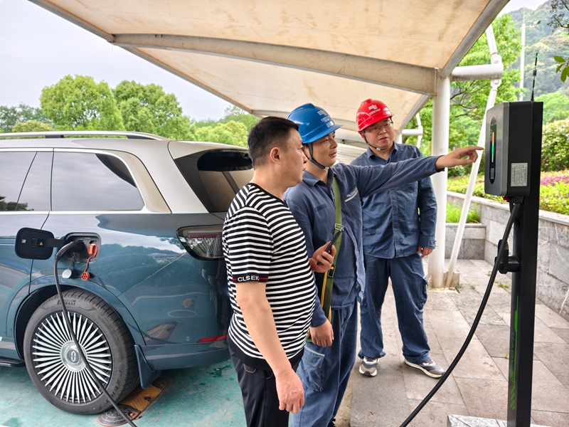 貴州電網公司銅仁江口供電局太平供電所工作人員對梵凈山景區內游客中心充電樁、民宿及活動場所開展用電檢查，消除安全隱患，確保五一假期用電無憂。吳瑾 攝.jpg