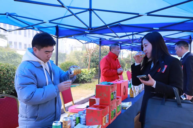 工作人員為與會人員介紹產(chǎn)品。