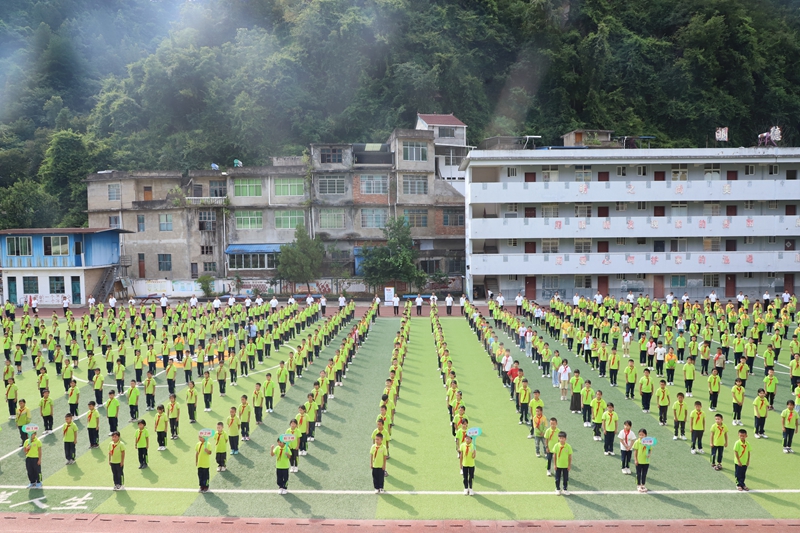 鄉(xiāng)村小學標準化的塑膠運動場。