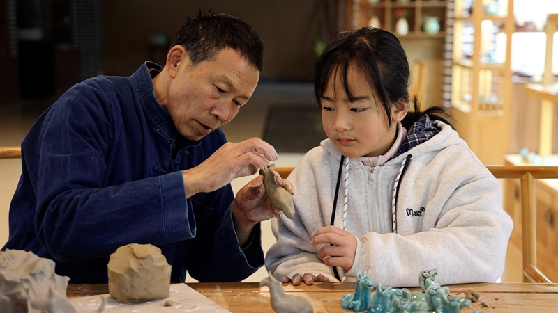 張祿洪在教孫女 制作馬噓噓.jpg