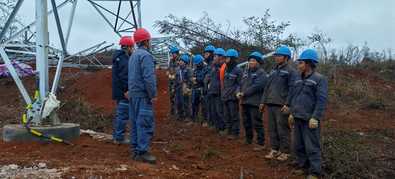湘黔背靠背換流站關(guān)鍵遷改工程架線施工。.JPG