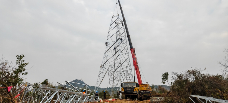 湘黔背靠背換流站關(guān)鍵遷改工程架線施工。.JPG