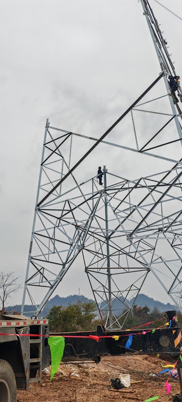 湘黔背靠背換流站關(guān)鍵遷改工程架線施工。.JPG
