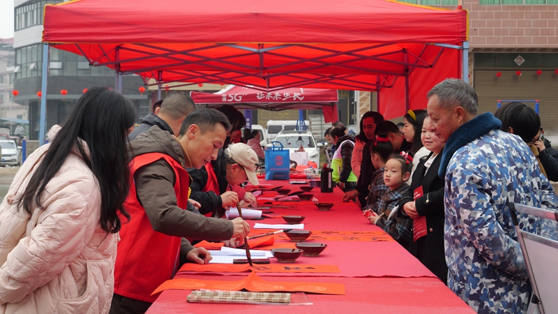 書寫法治春聯現場。