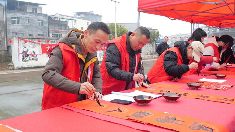 書寫法治春聯現場。