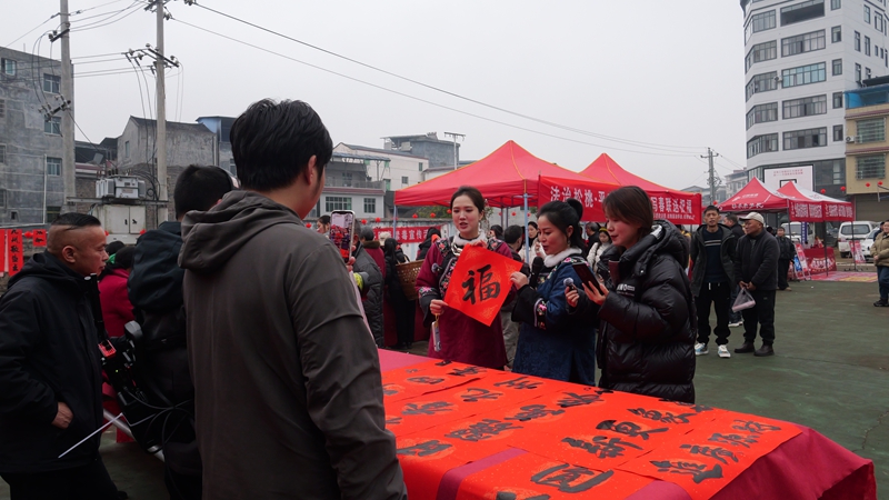 書寫法治春聯現場。