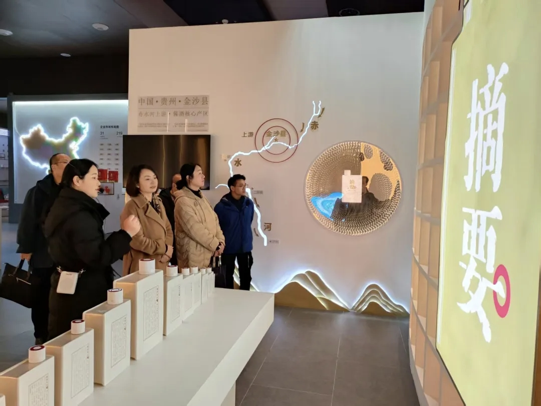 參觀企業醬酒文化展覽館。