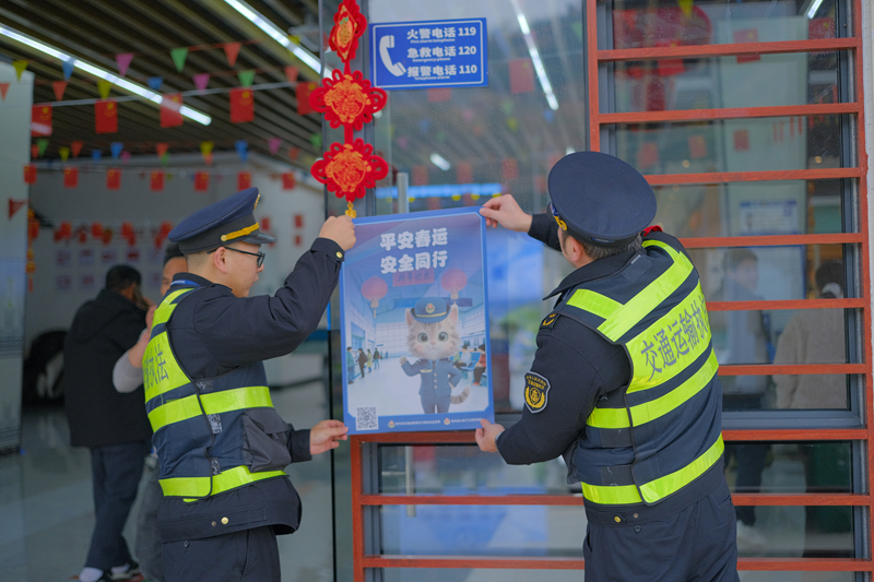 張貼交通安全宣傳海報。