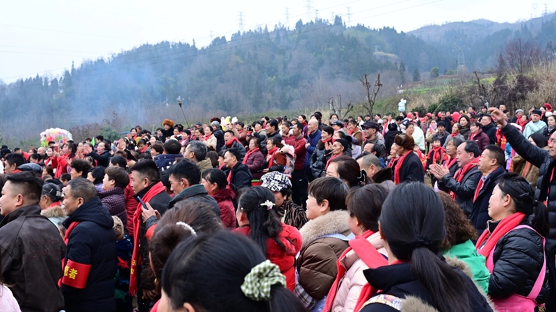 姑媽回家大團圓人山人海。 那玉村 供圖.jpg