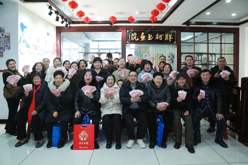 2月5日，貴州省遵義市播州區(qū)龍坑街道馬家灣社區(qū)原居民領取股金紅利滿臉喜悅。