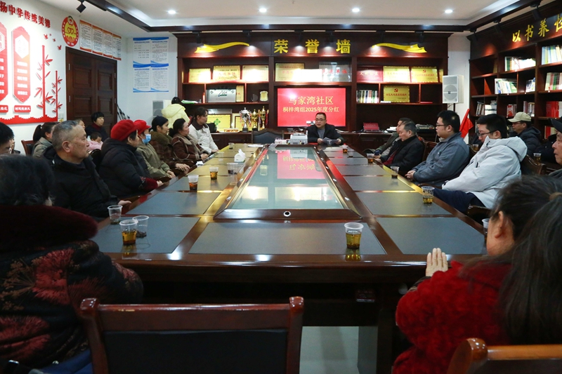 2月5日，貴州省遵義市播州區(qū)龍坑街道馬家灣社區(qū)干部向居民宣傳黨的方針政策，通報分紅情況。 