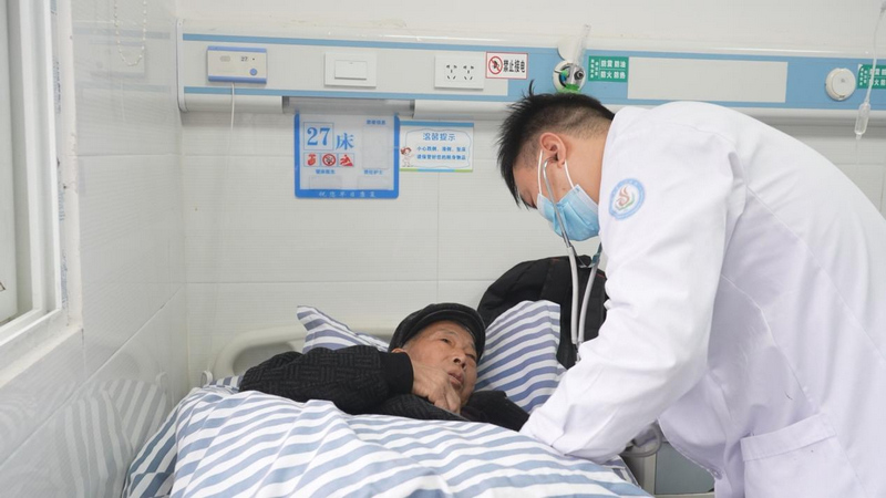 鳳岡縣總院下沉進化鎮(zhèn)衛(wèi)生院駐點幫扶專家正在查看患者病情。