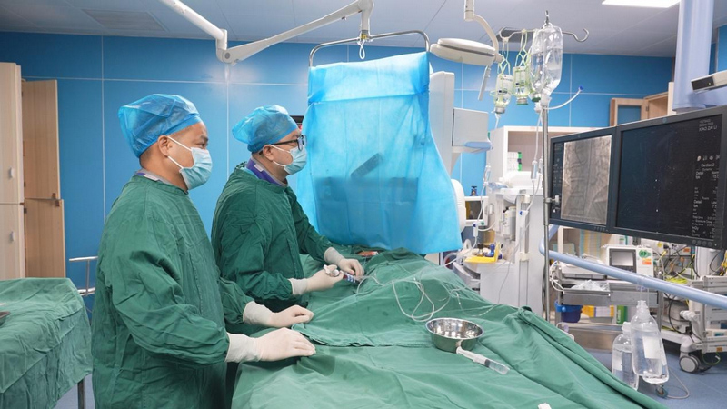 鳳岡縣總院心血管內(nèi)科醫(yī)生正在為患者實施心臟介入手術(shù)。