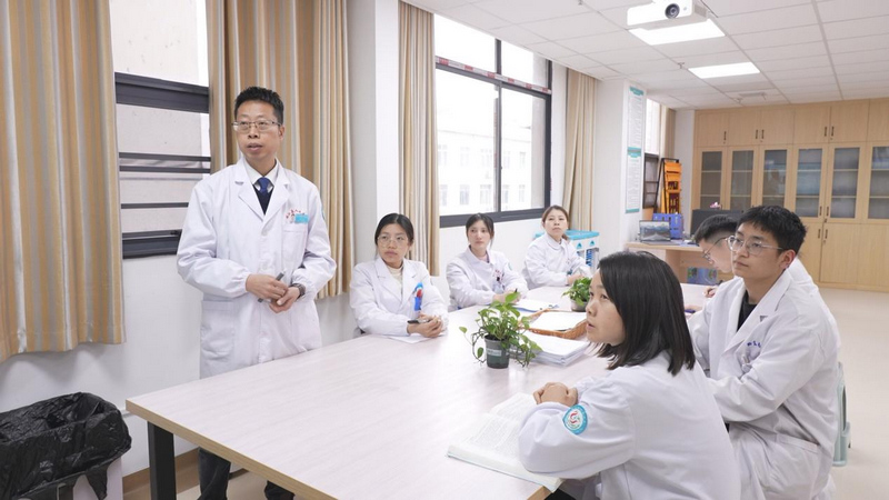 榕江縣人民醫(yī)院醫(yī)生正在講解病案。