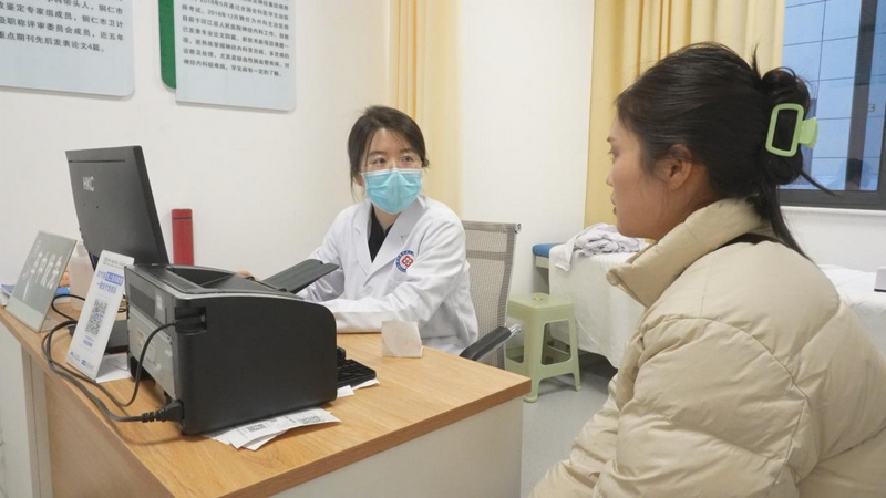 印江縣人民醫(yī)院神經(jīng)內(nèi)科醫(yī)生正在看診。