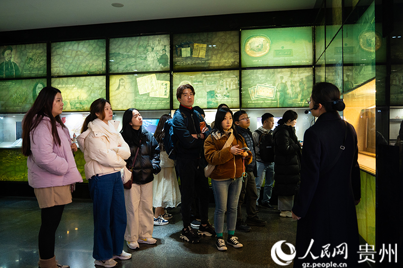 外媒參觀中國(guó)酒文化城。人民網(wǎng) 陽(yáng)茜攝