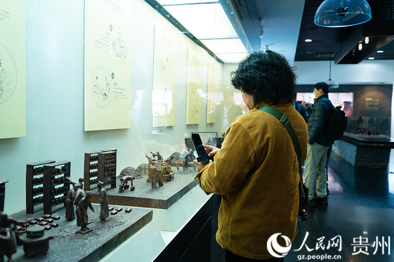 外媒參觀中國(guó)酒文化城。人民網(wǎng) 陽(yáng)茜攝