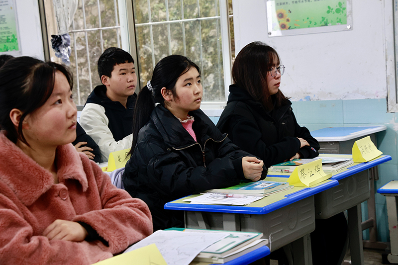 活動(dòng)現(xiàn)場(chǎng)。（中為學(xué)生蔡江燁）