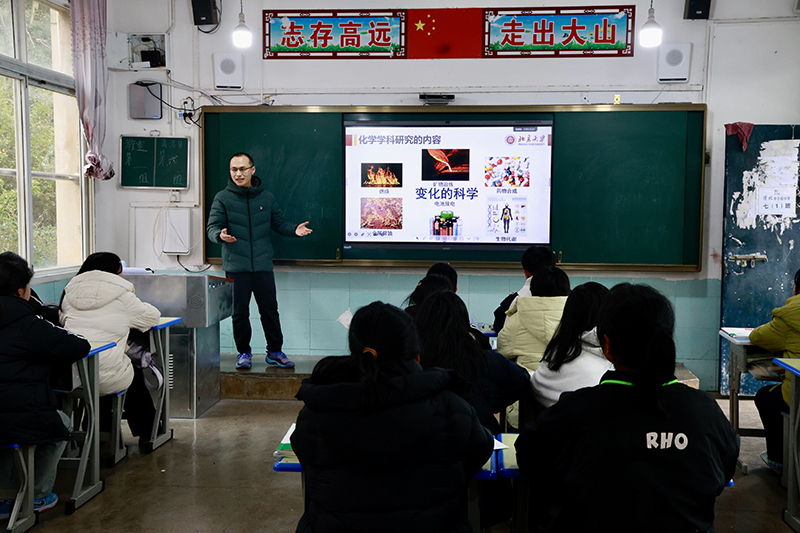 北大學(xué)子楊智綱正在激勵(lì)學(xué)生。