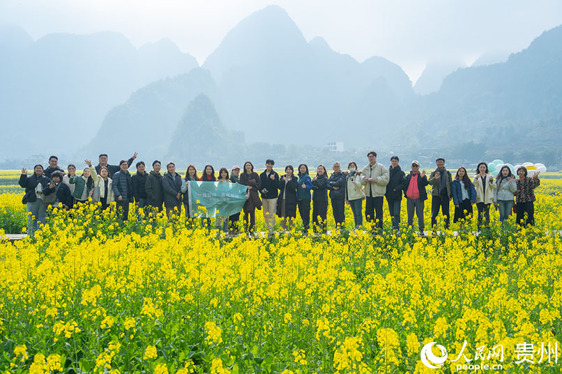 外國嘉賓深度體驗萬峰林旅游業態。人民網 陽茜攝