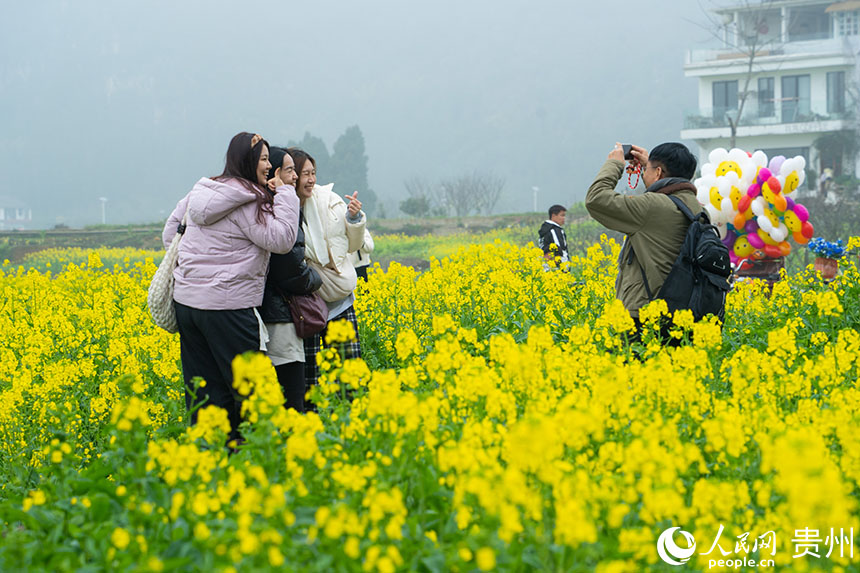 外國嘉賓“打卡”萬峰林。人民網 陽茜攝