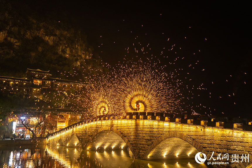 景區內的打鐵花表演。人民網 陽茜攝