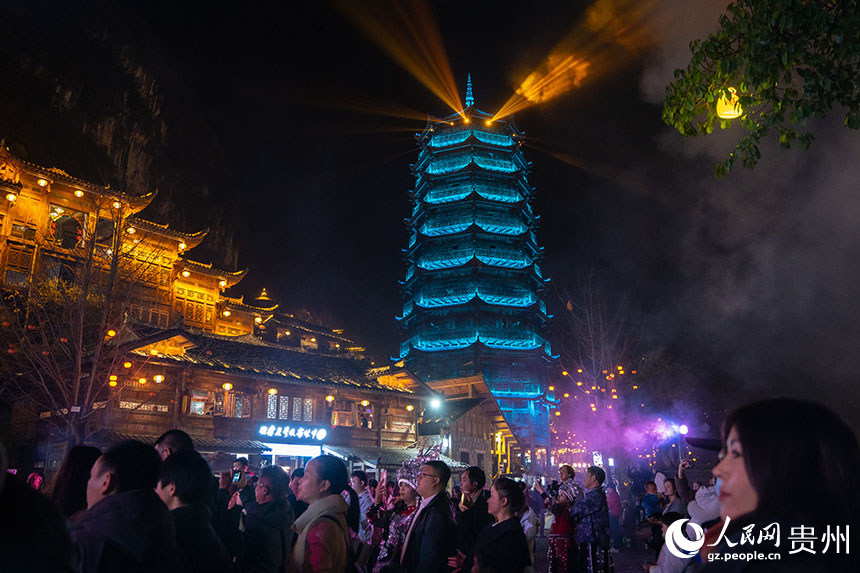 流光溢彩的峰林布依夜景。人民網(wǎng) 陽茜攝