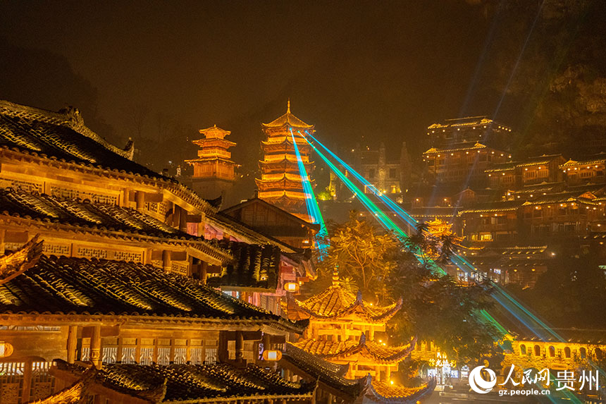 流光溢彩的峰林布依夜景。人民網(wǎng) 陽茜攝