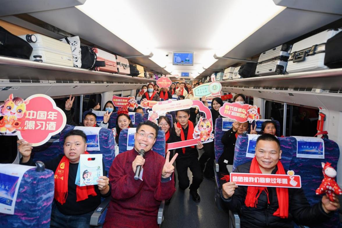 返鄉鄉友在車廂內合影。共青團貴州省委供圖