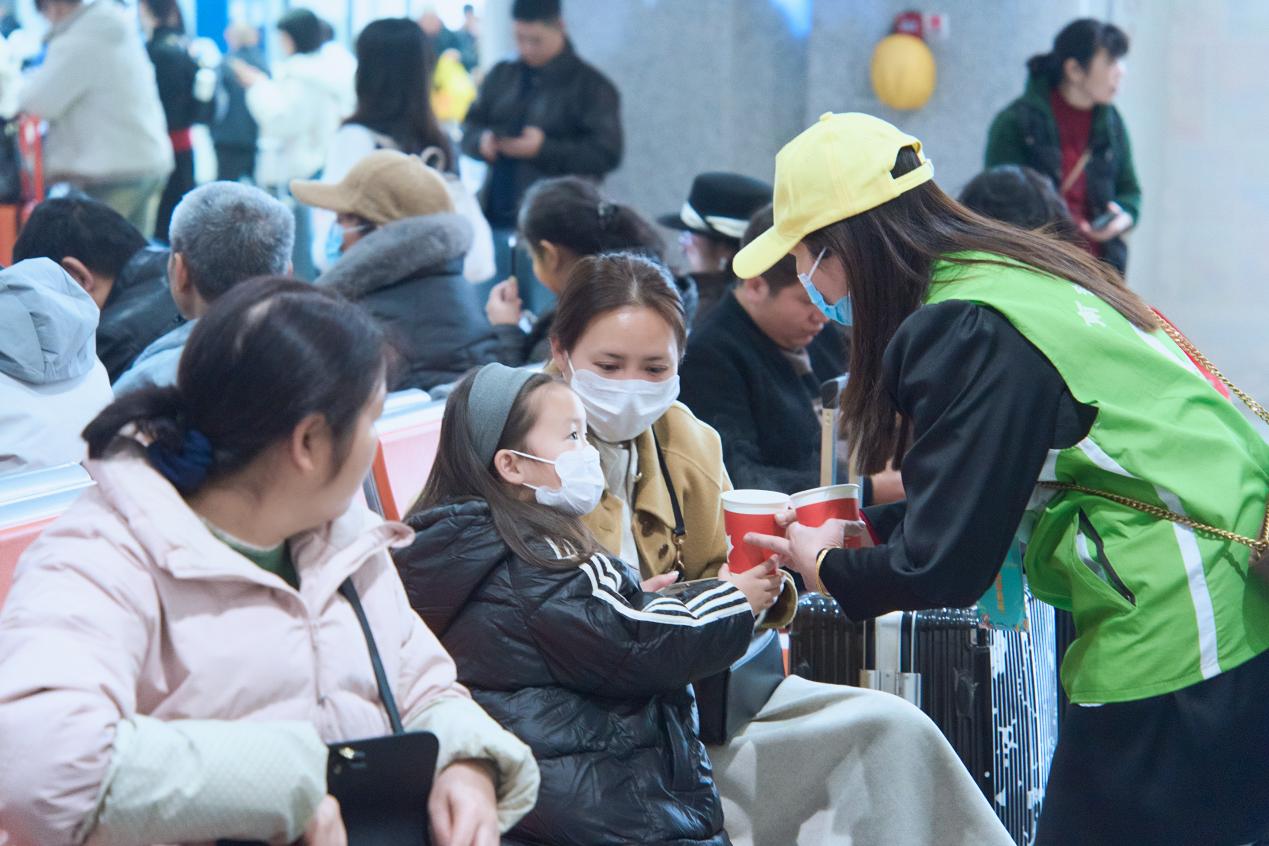 泉州站的青年志愿者貼心服務鄉友。共青團貴州省委供圖