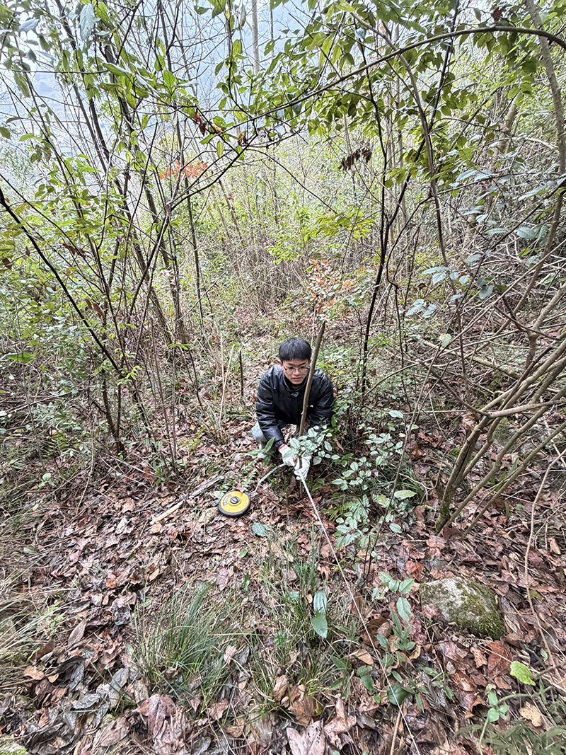聯(lián)培研究生在貴陽市開展生物多樣性調(diào)查。
