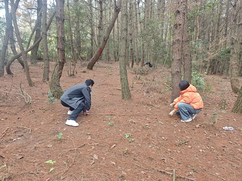 聯(lián)培研究生開展貴州省林下可燃物調(diào)查。