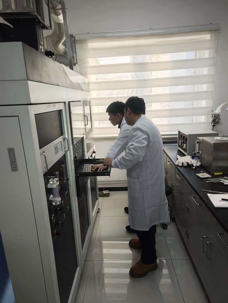 聯(lián)培研究生在聯(lián)培單位學(xué)習(xí)錐形量熱儀。