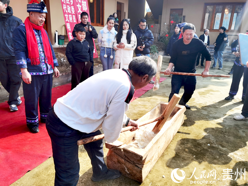 打糍粑。人民網記者 王秀芳攝
