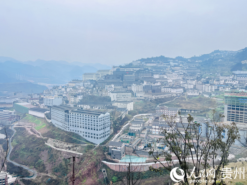 在衡昌燒坊酒莊觀景臺，俯瞰茅臺鎮(zhèn)一角。人民網(wǎng)記者 陳潔泉攝