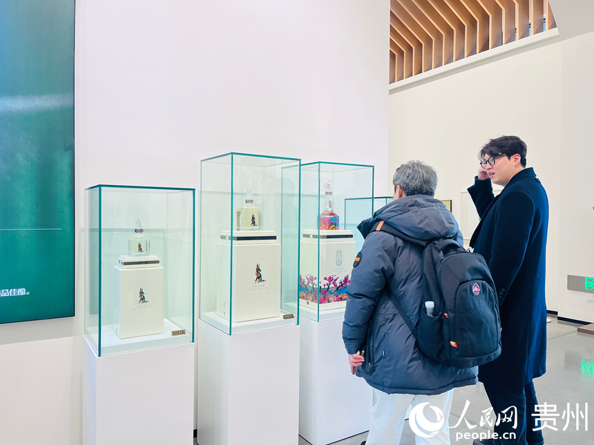名家畫作系列收藏品酒瓶展示，吸引嘉賓駐足觀賞。人民網(wǎng)記者 陳潔泉攝