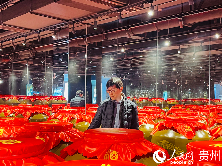 嘉賓參觀體驗酒莊封壇業(yè)態(tài)。人民網(wǎng)記者 陳潔泉攝