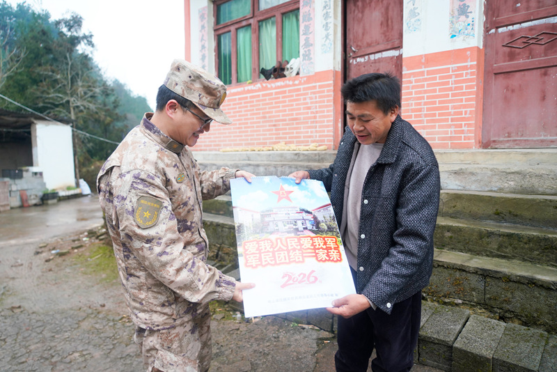 走訪慰問現(xiàn)役軍人家屬。