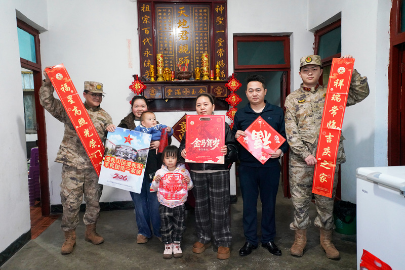 走訪慰問現(xiàn)役軍人家屬。