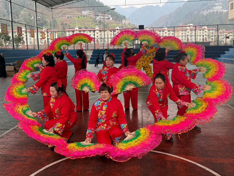 秧歌隊編排造型,彩扇舞動繪就新春喜慶圖景。謝永恒攝