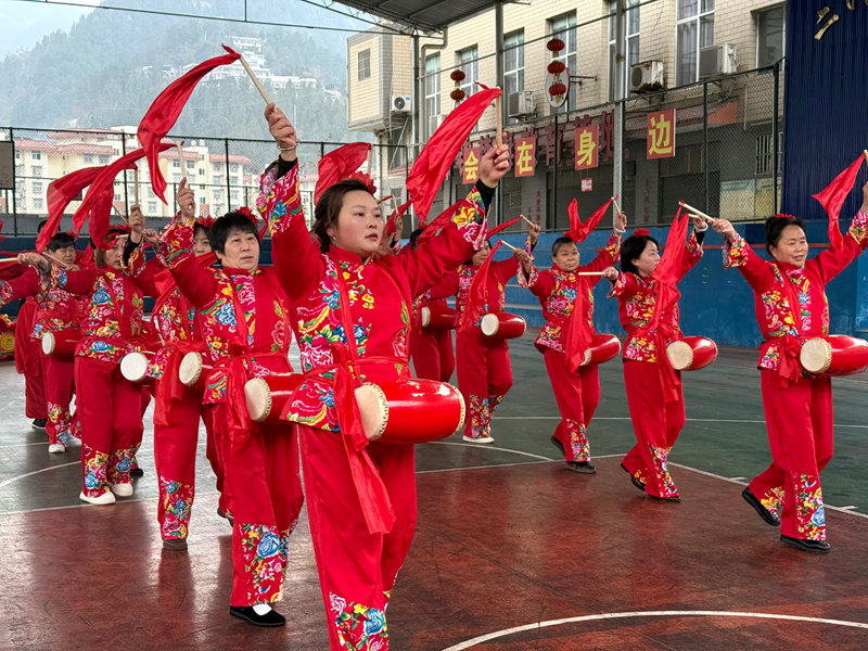 腰鼓隊身著盛裝排練,紅綢翻飛奏響新春序曲。謝永恒攝