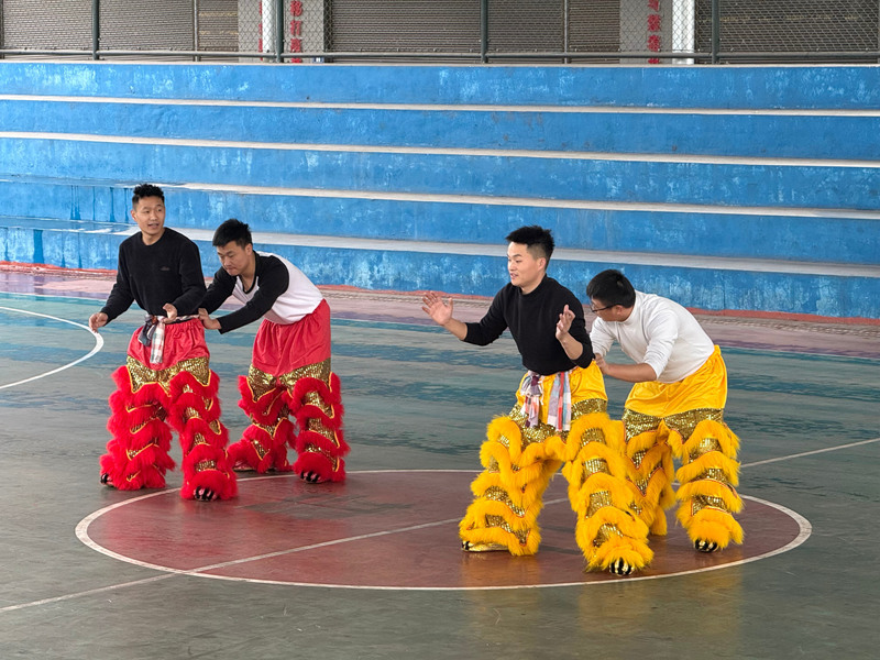 二郎鎮(zhèn)舞獅隊員打磨動作,默契配合排練村晚節(jié)目。謝永恒攝