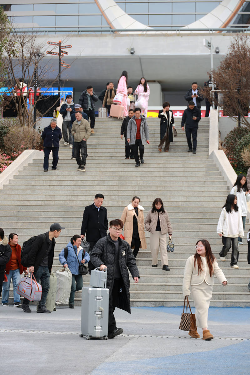 旅客走出興義南站出站口。
