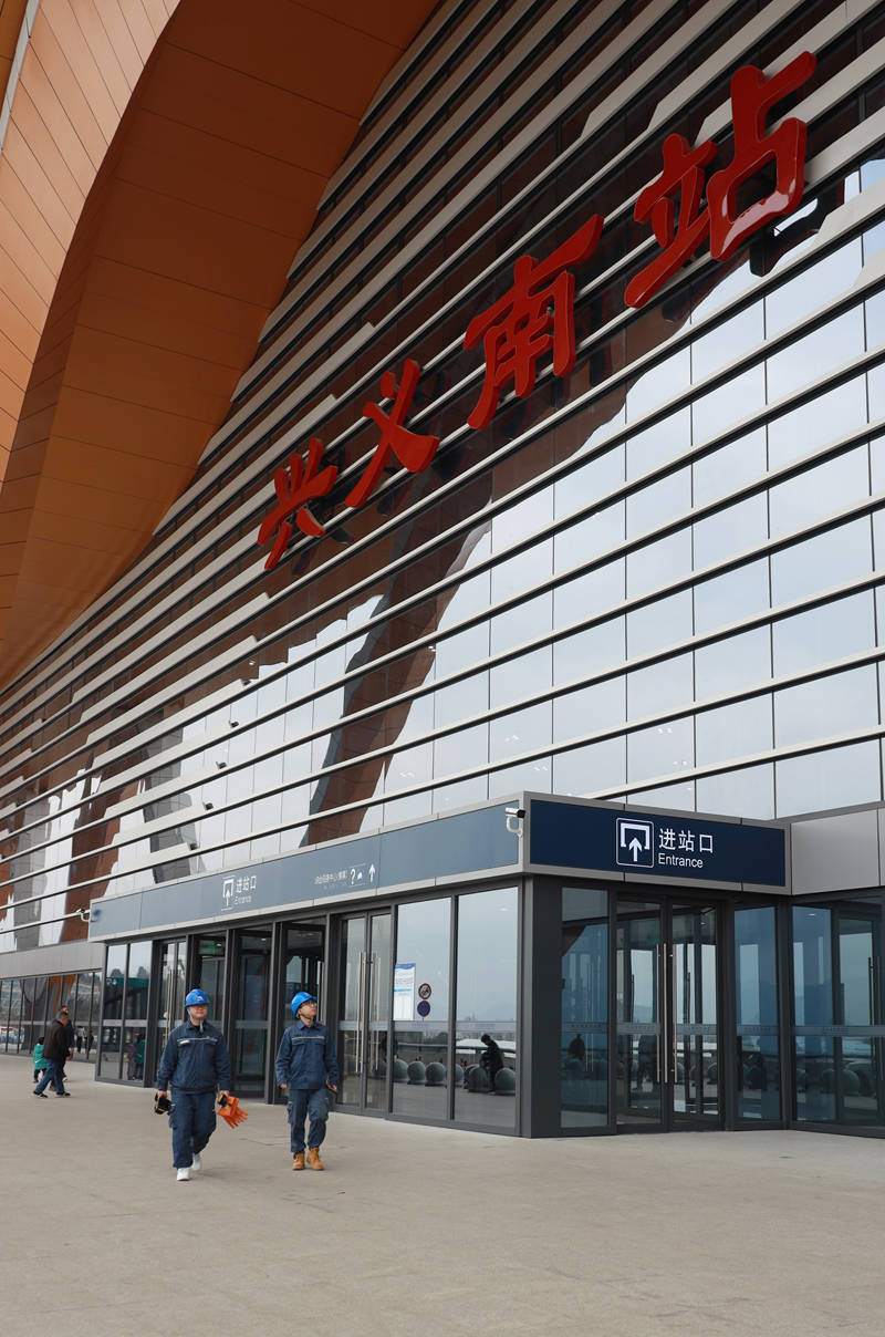 工作人員對興義南站開展春運用電巡檢服務。