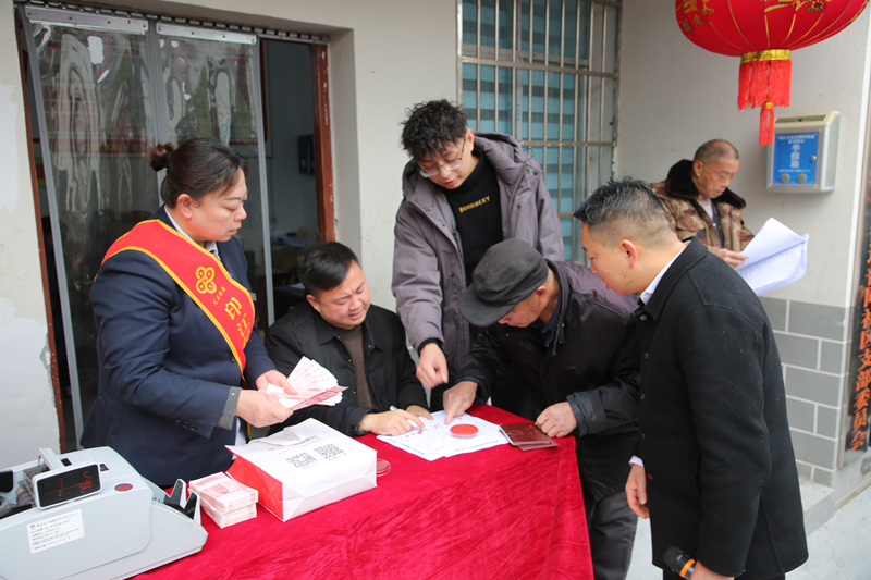 圖為2月6日，印江自治縣峨嶺街道普同社區分紅大會現場。梅亞軍攝