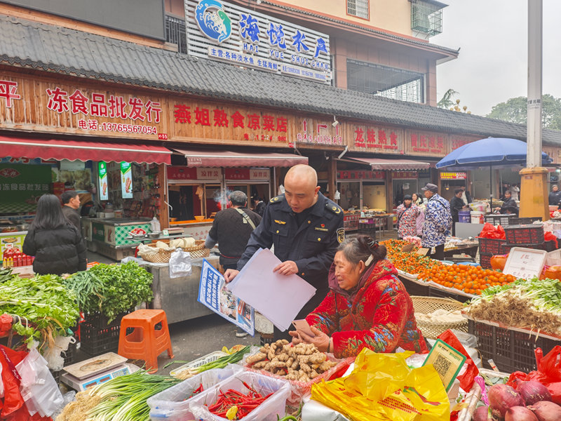 施秉縣市場(chǎng)監(jiān)管局執(zhí)法人員在向商戶宣傳電器安全知識(shí)。