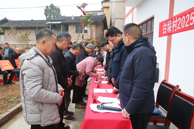 當(dāng)?shù)卮迕耦I(lǐng)取到年終分紅。